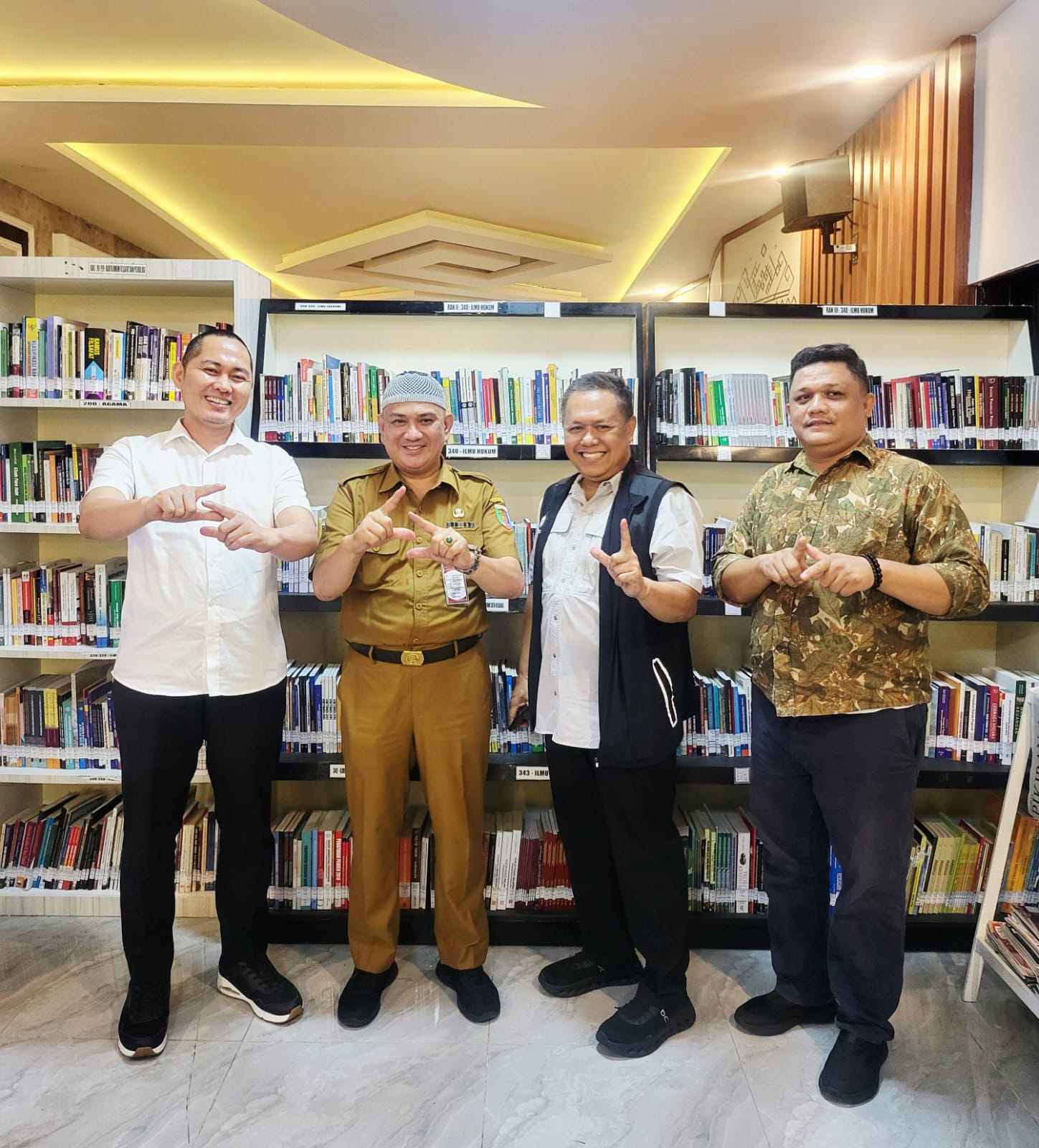Deputi Kemenpora RI Kunjungi Perpustakaan Hukum JDIH Provinsi Lampung, Buku Produk Hukum Daerah Diserahkan ke Bapemperda